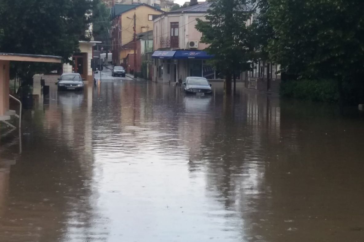 Centru orașului Cernavodă, sub ape după o ploaie de 40 de minute (VIDEO)