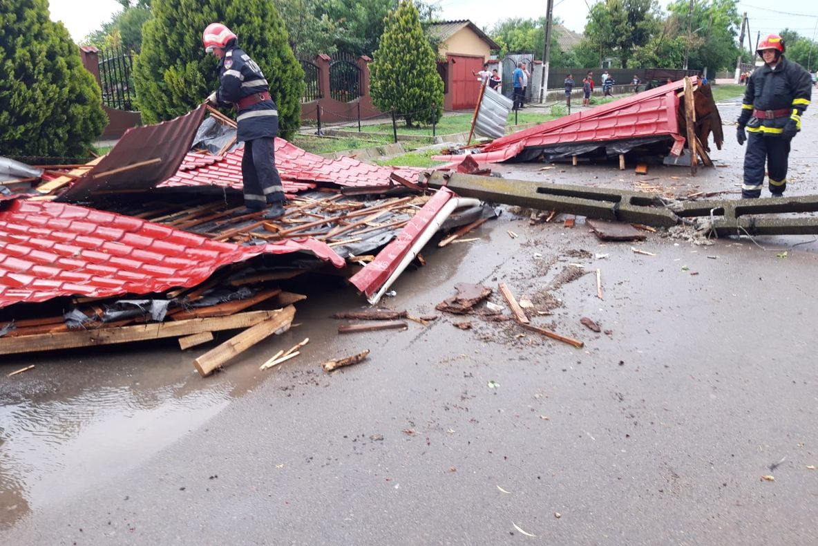 Furtuna a făcut ravagii la Castelu - acoperișul unei școli, smuls de vânt (foto/video)
