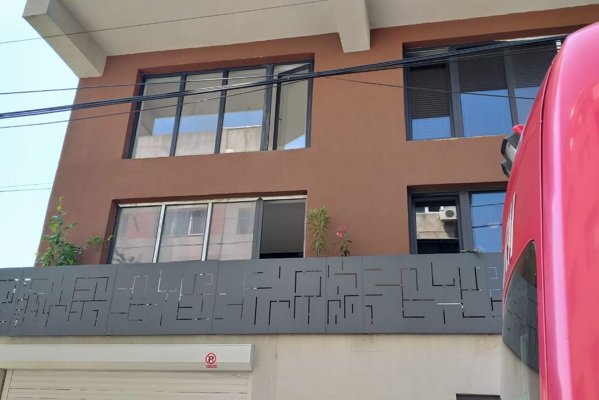 Tânăr în stare gravă după ce a căzut de la etaj în timp ce spăla geamurile