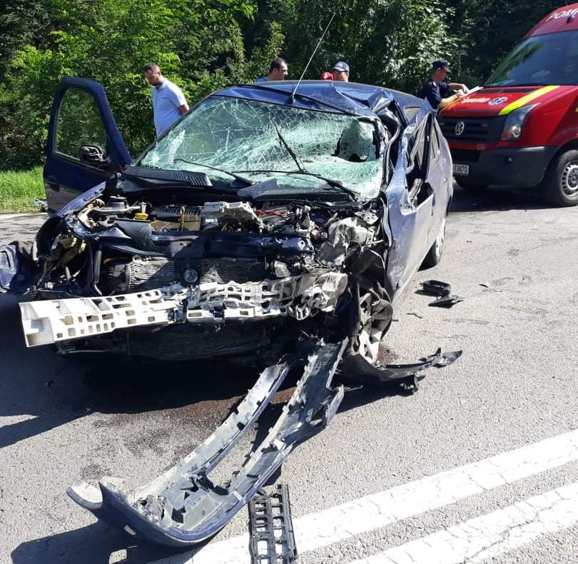 FOTO VIDEO| Două mașini s-au făcut praf la Valu lui Traian