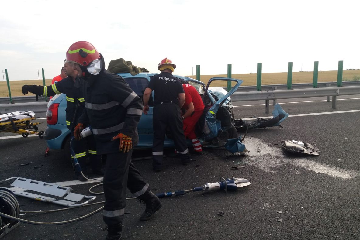 FOTO| Un mort și mai mulți răniți într-un accident grav pe Autostrada Soarelui