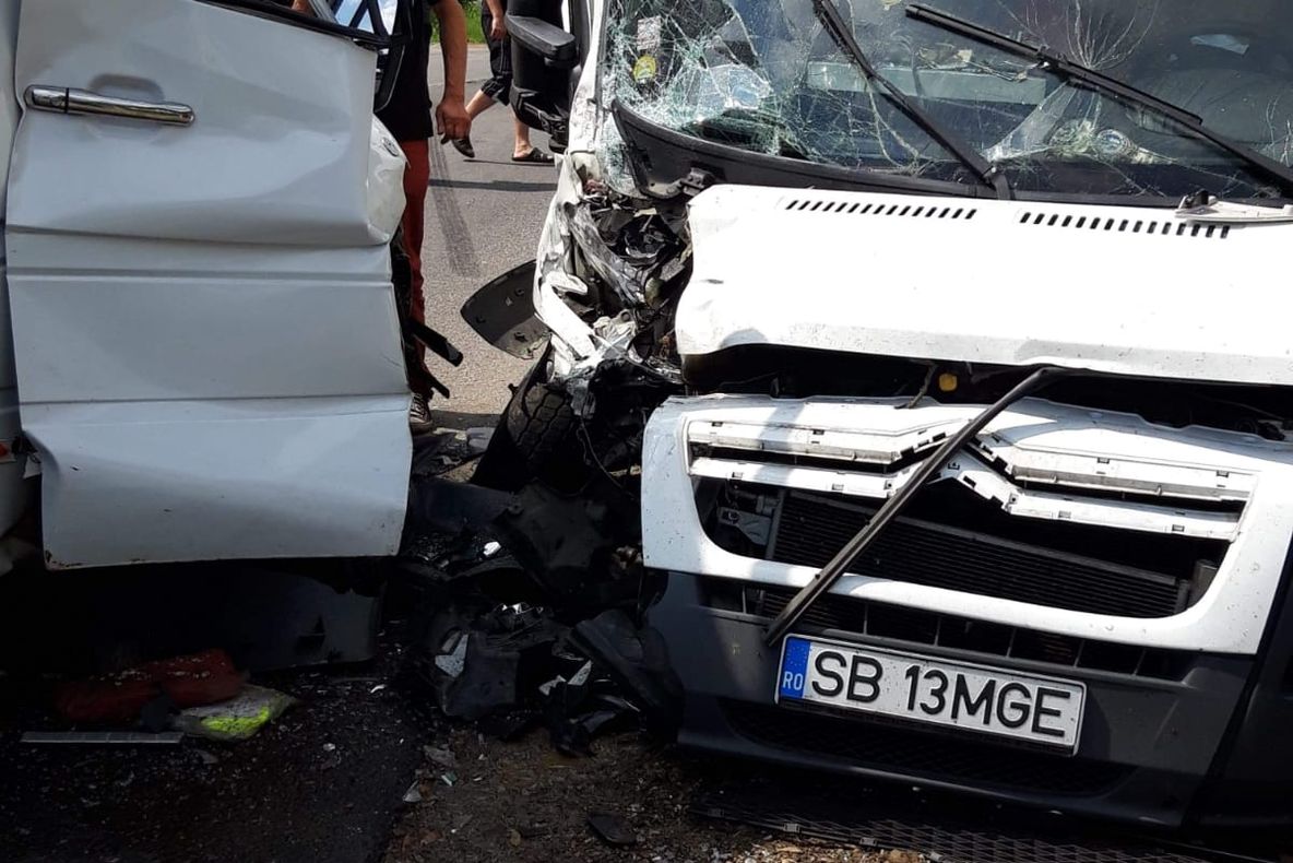 FOTO VIDEO| Un bărbat a murit după ce s-a răsturnat cu mașina într-un canal de irigații