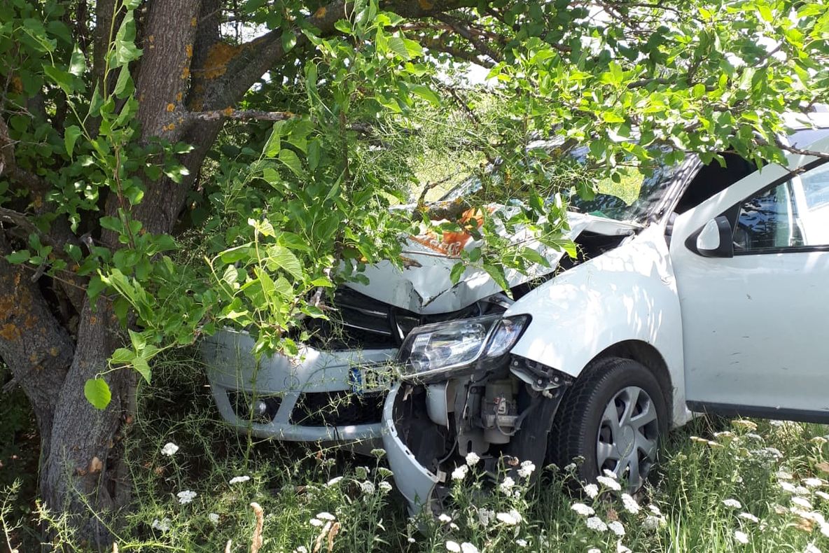 FOTO| A intrat cu mașina în copac din cauza vitezei