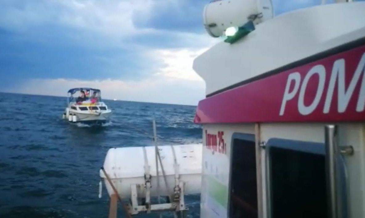 FOTO VIDEO| Ambarcațiune în derivă pe Marea Neagră. Patru persoane salvate