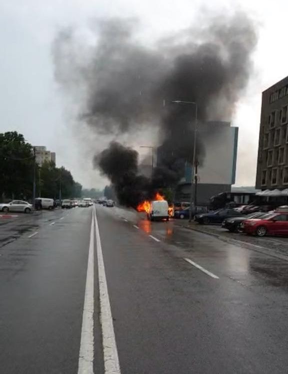 FOTO VIDEO| Un autoturism a ars ca o torță pe bulevardul Aurel Vlaicu