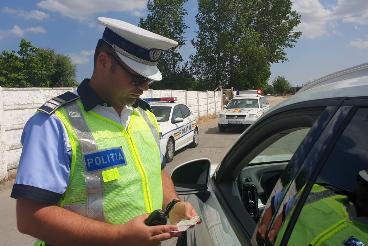 Atenție șoferi: de mâine amenzi mărite pentru utilizarea telefonului la volan!!