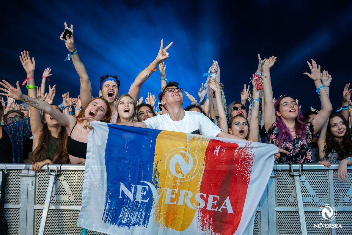 Peste 65.000 de oameni s-au distrat aseară în perimetrul festivalului Neversea