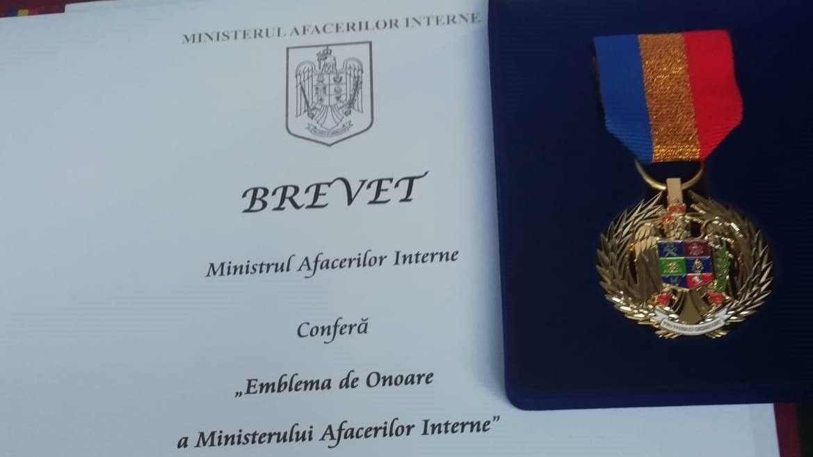 Doi polițiști constănțeni au primit emblema de onoare a MAI