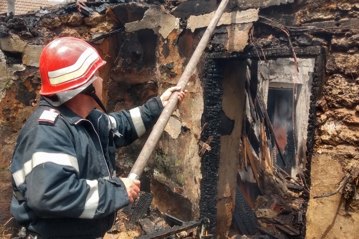 Incendiu la o casă din Movila Verde după explozia unei butelii (VIDEO)