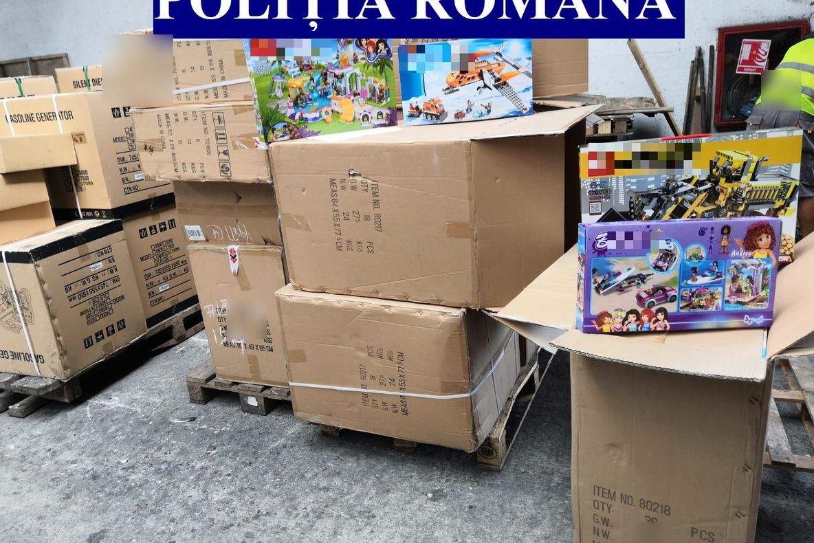 Mărfuri contrafăcute, de aproape 500 de mii de lei, indisponibilizate de poliţişti