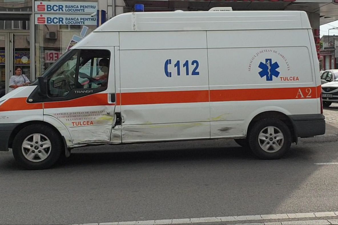 Ambulanță implicată într-un accident rutier: doi răniți!
