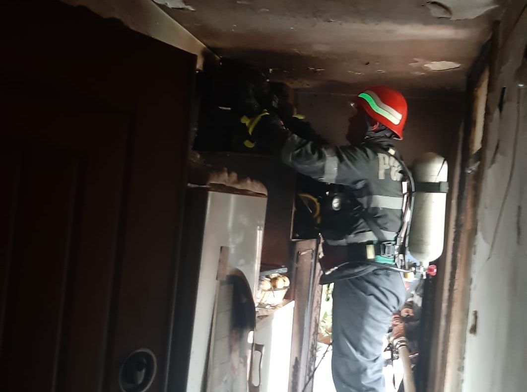 Persoane salvate dintr-un apartament cuprins de flăcări