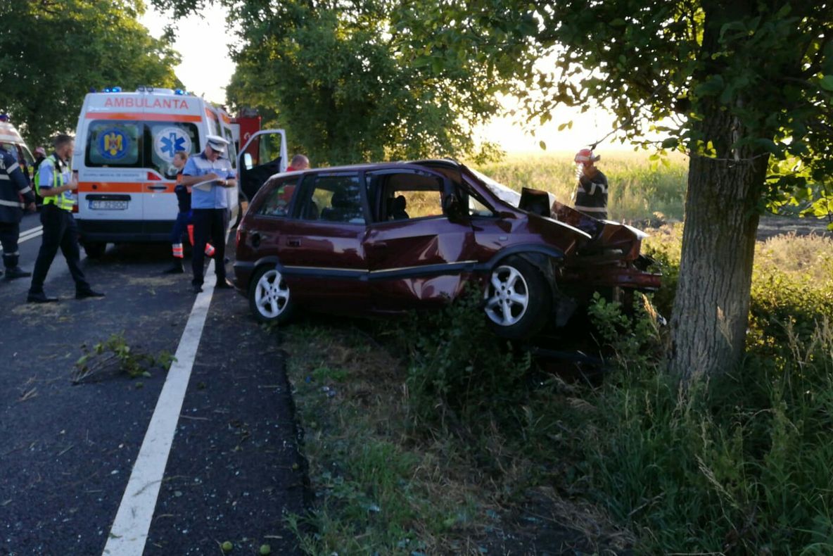 FOTO|Un bărbat a intrat cu mașina în copac pe o șosea din Constanța. Un mort și doi răniți