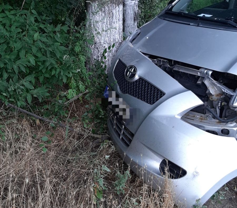 FOTO| Neatenția la volan. A intrat cu mașina direct într-un copac