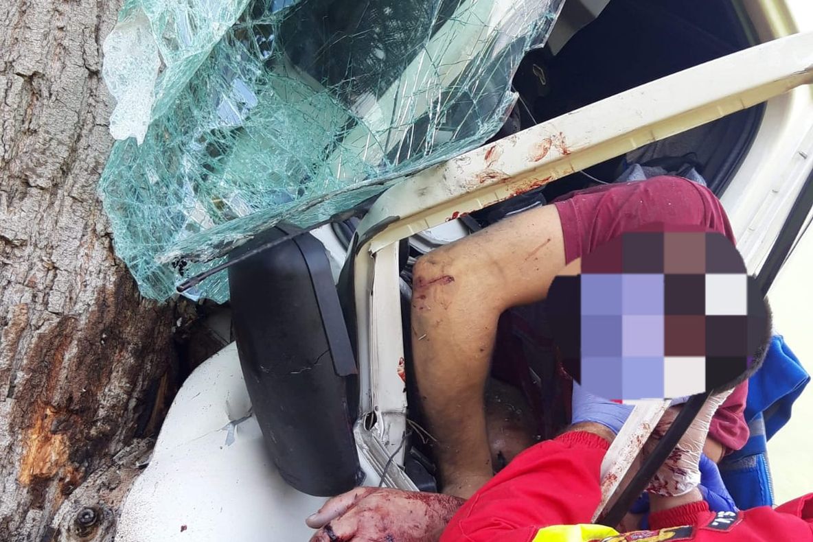 FOTO| Patru victime după ce un șofer beat a intrat cu mașina într-un cap de pod și s-a răsturnat