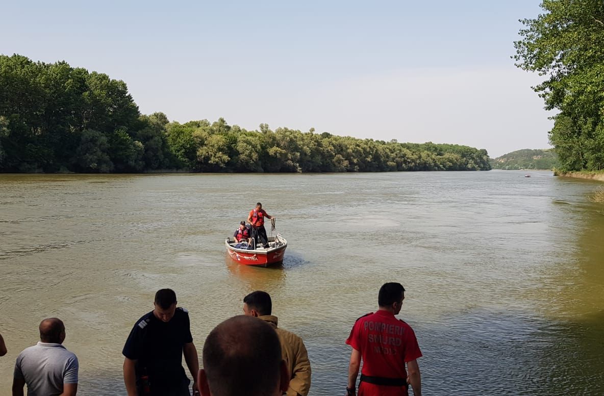 FOTO| Alertă pe Dunăre. Tânăr căutat cu scafandrii