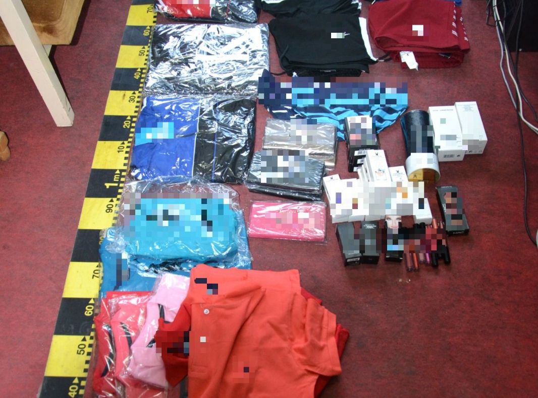 FOTO| Contrabandă cu articole vestimentare, descoperită la Vama Veche