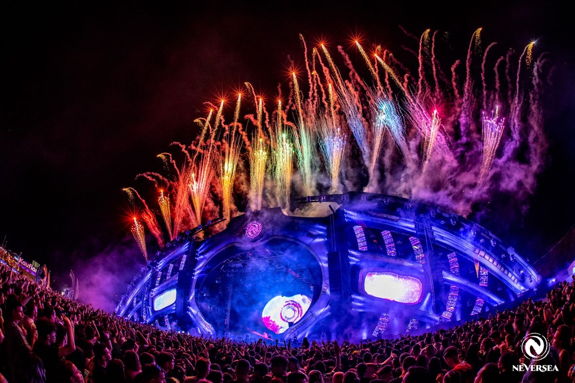 FOTO VIDEO| NEVERSEA. Peste 55.000 de mii de oameni au dansat în prima seară de festval