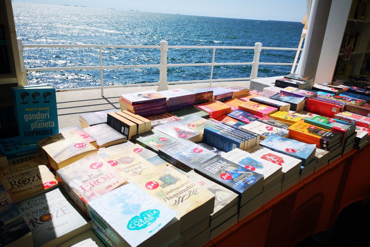 Cărțile prind viață la Constanța: începe a VI-a ediție a târgului „Valuri de Carte”