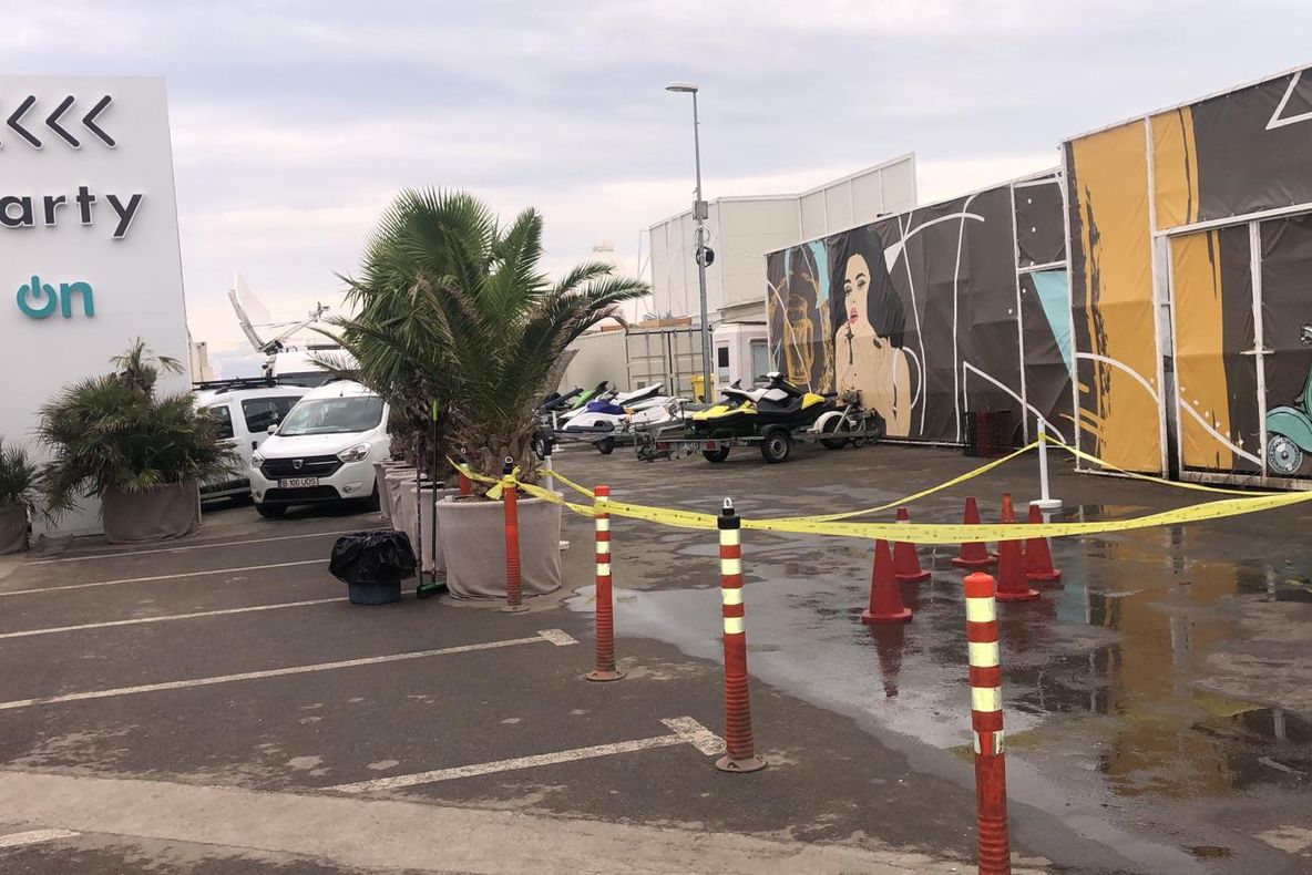 Focuri de armă în fața unui club din Mamaia