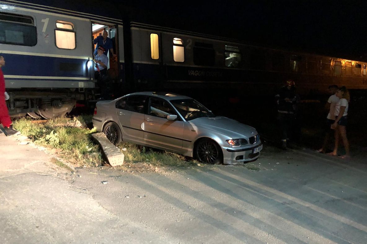 FOTO| Tragedie evitată la Costinești. Mașină lovită de tren