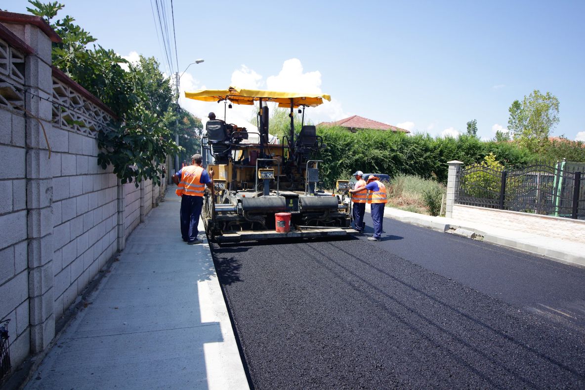 A început asfaltarea mai multor străzi din Mangalia