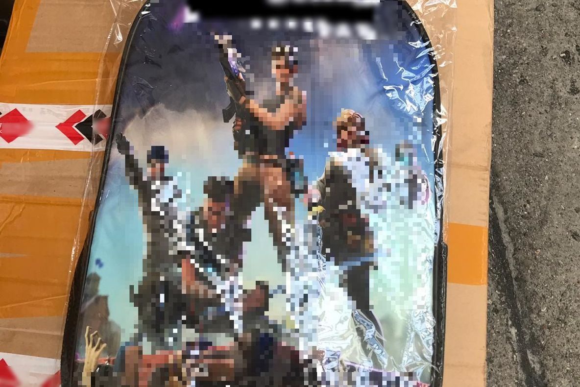 FOTO| Rechizite școlare contrafăcute, confiscate de polițiști