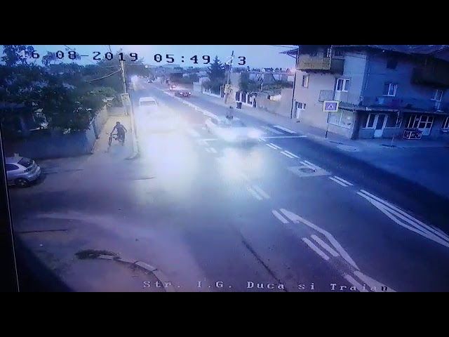 VIDEO| Tânăr de 18 ani, spulberat de o mașină pe o trecere de pietoni din Eforie Nord