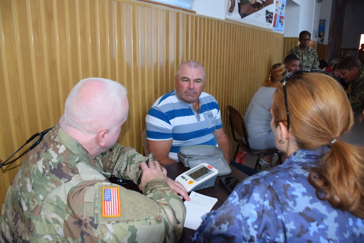 Medici militari români și americani oferă servicii gratuite în localități izolate din Delta Dunării