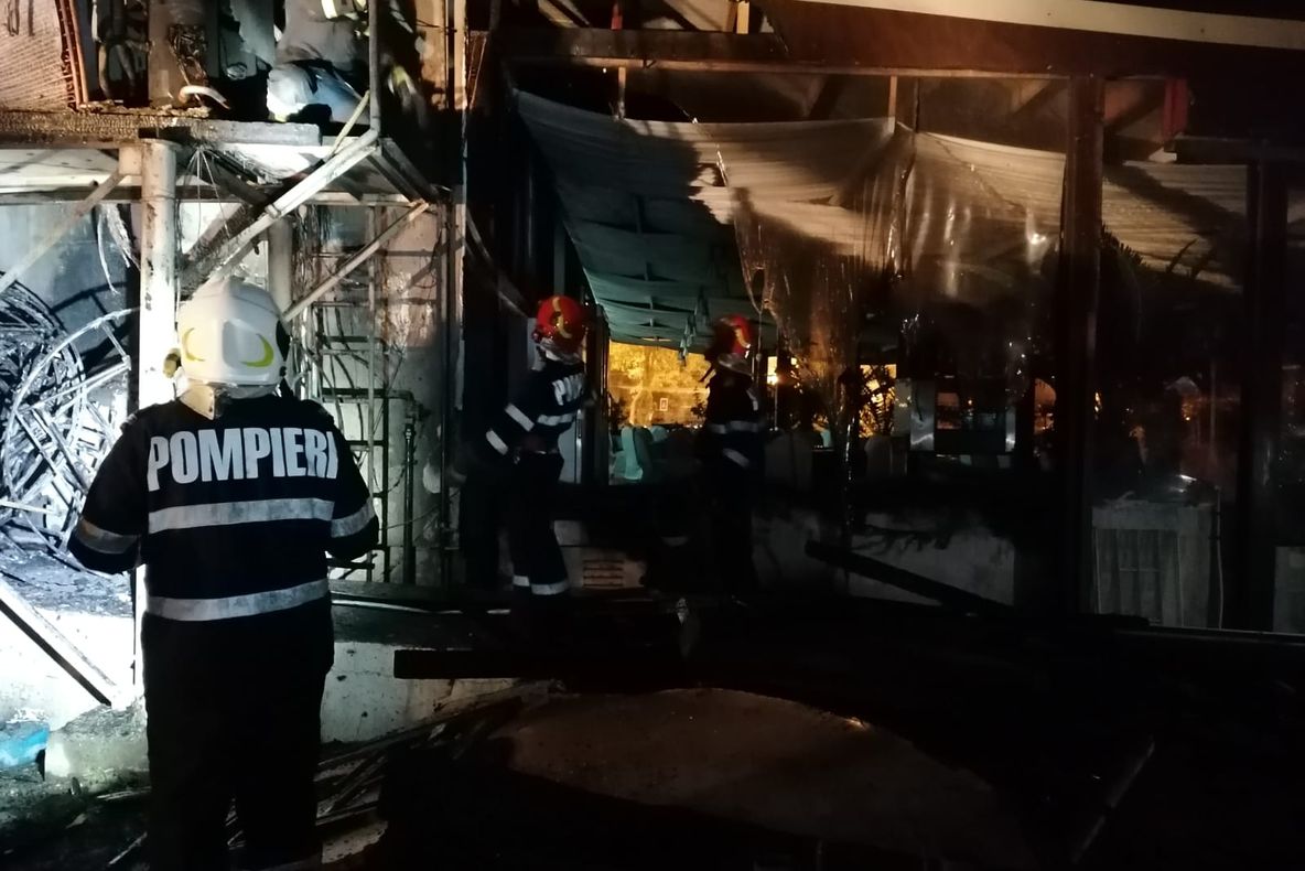 Zeci de persoane evacuate după un incendiu la un hotel din Mamaia