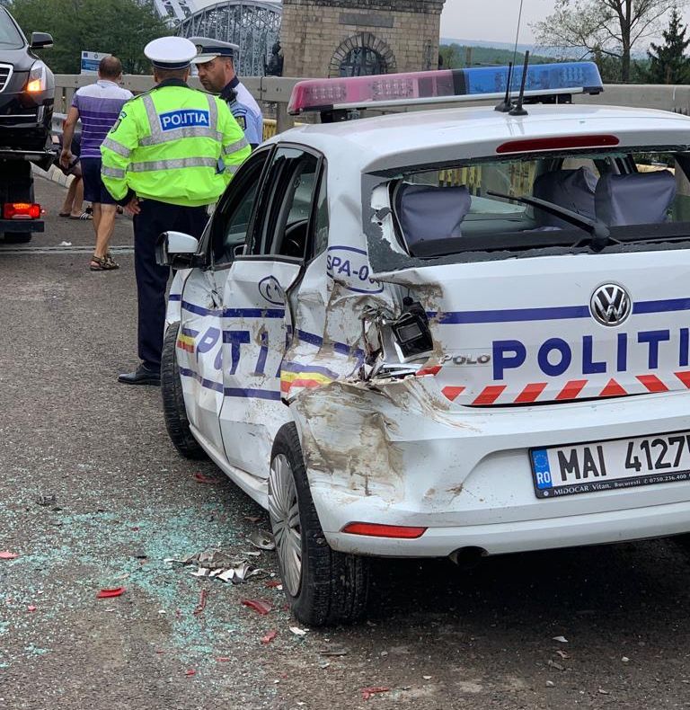 Trafic restricționat pe A2 în urma unui accident în care a fost implicată și o mașină de poliție