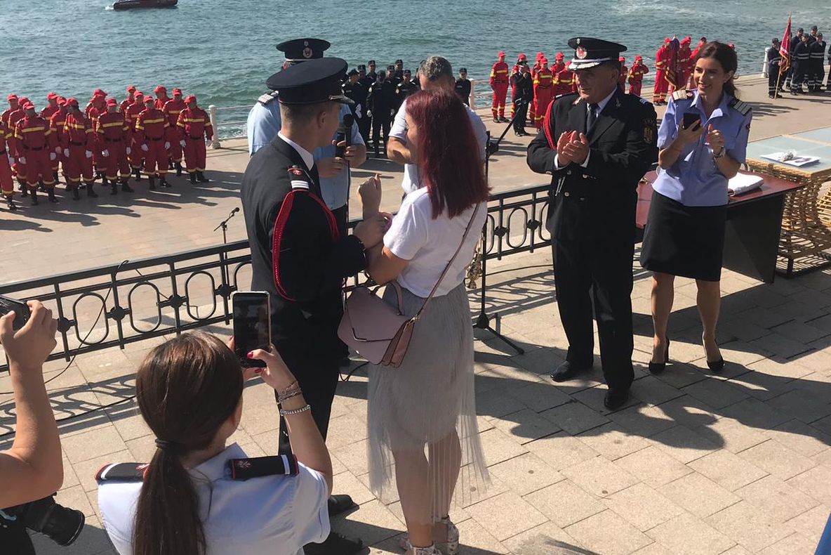 Un pompieri militar și-a cerut iubita în căsătorie pe Faleza Cazinoului, chiar de Ziua Pompierului