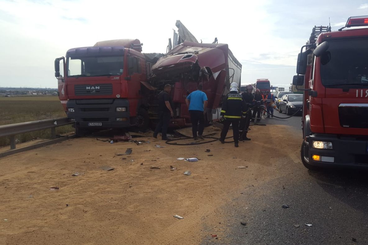 Doi răniți după ce două camioane s-au ciocnit pe A4