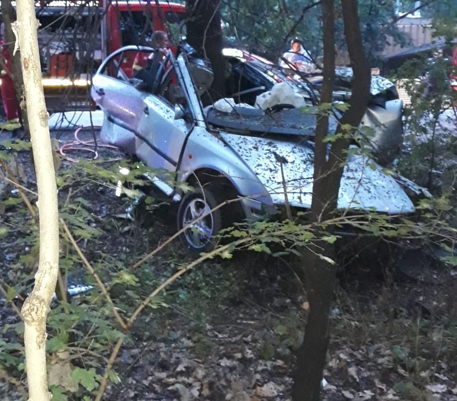 FOTO VIDEO| Șofer mort după ce a intrat cu mașina într-un copac