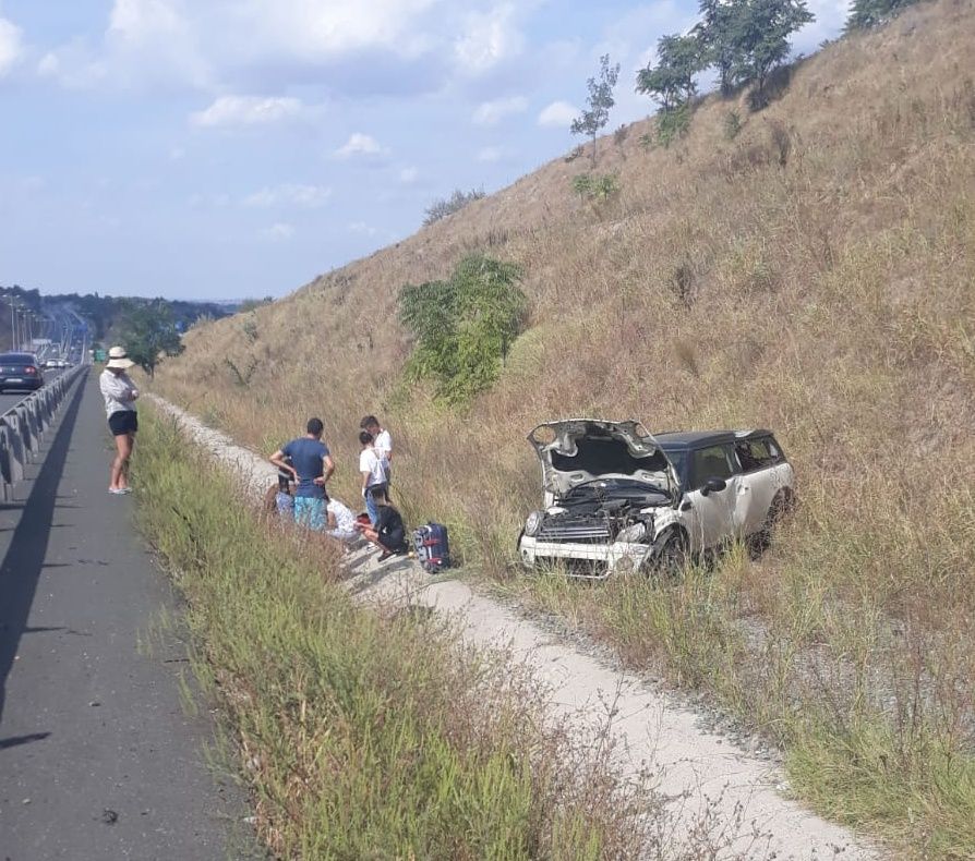 FOTO| Accident pe Autostrada Soarelui. Autoturism răsturnat în afara carosabilului
