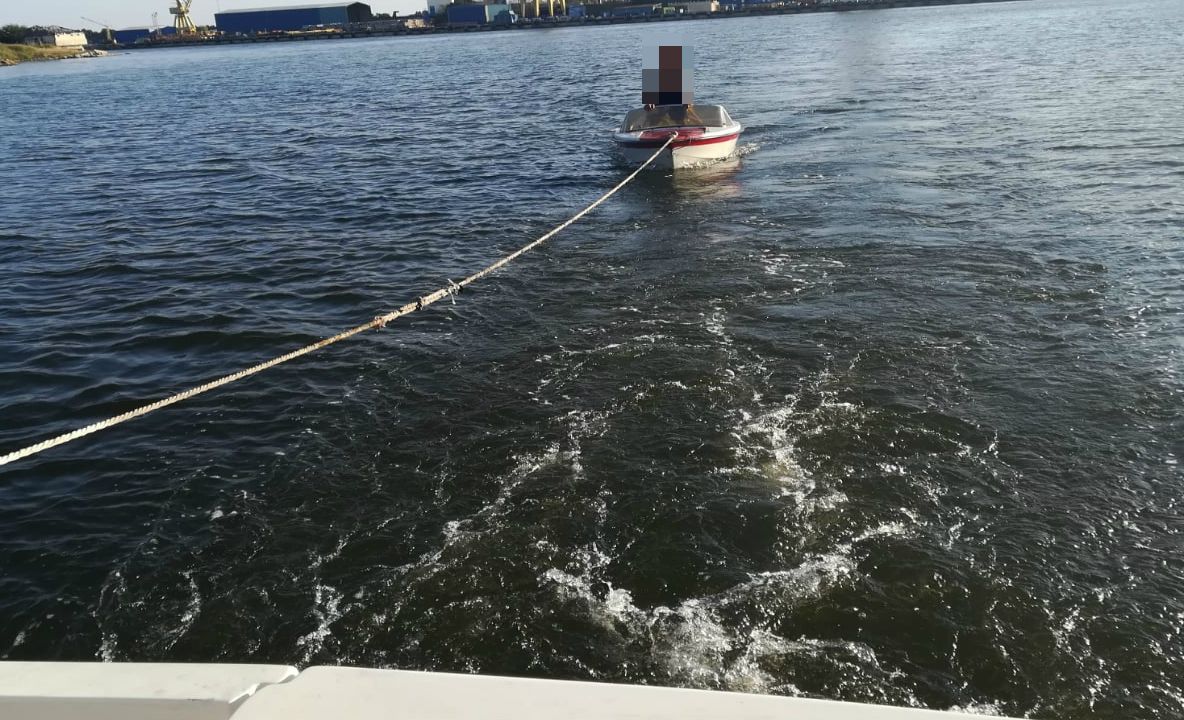 Intervenție pe Marea Neagră. Ambarcațiune cu elicea ruptă, adusă la țărm de polițiștii de frontieră