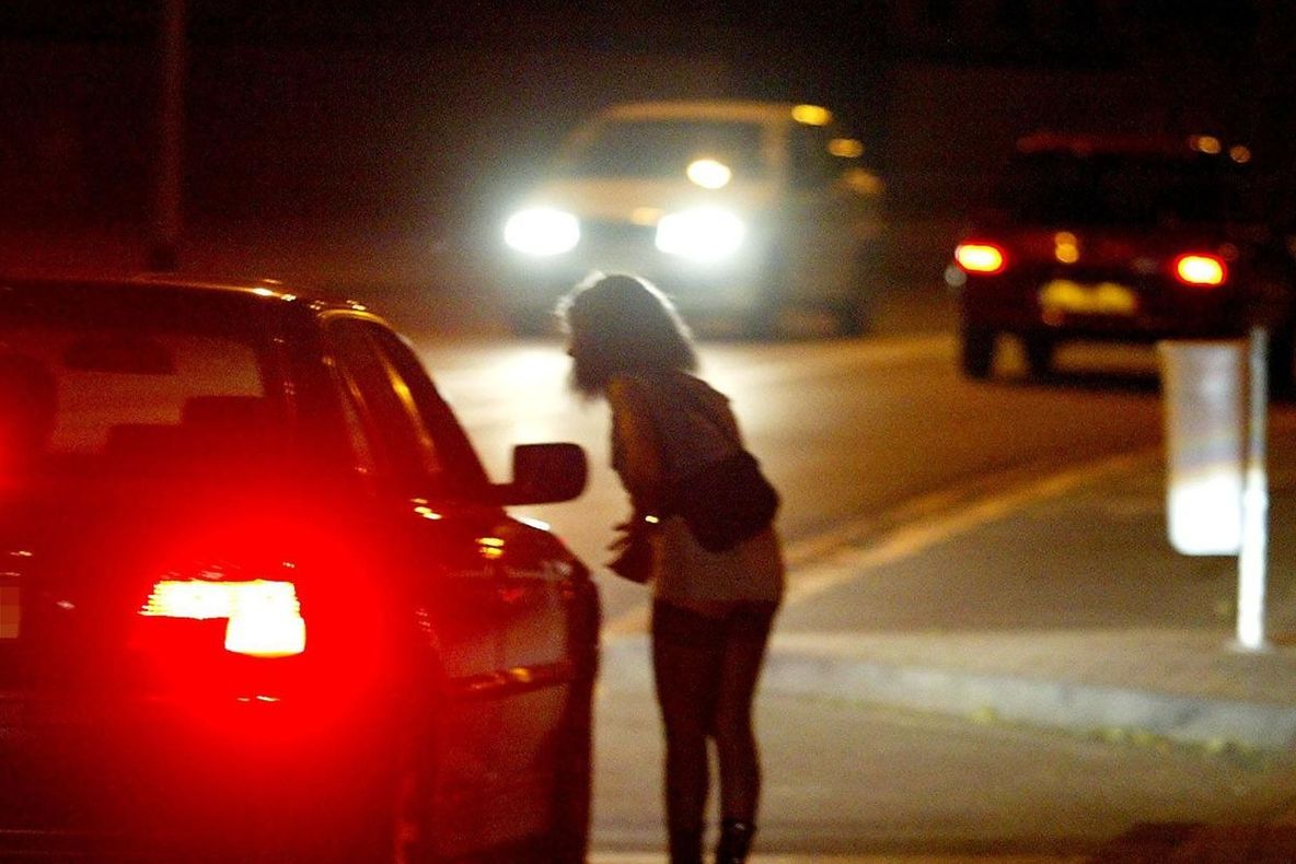 Arestați după ce au sechestrat și agresat o prostituată