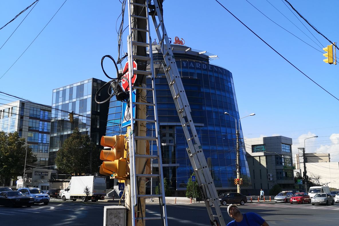 Dispar cablurile de pe stâlpii de pe bulevardul Mamaia