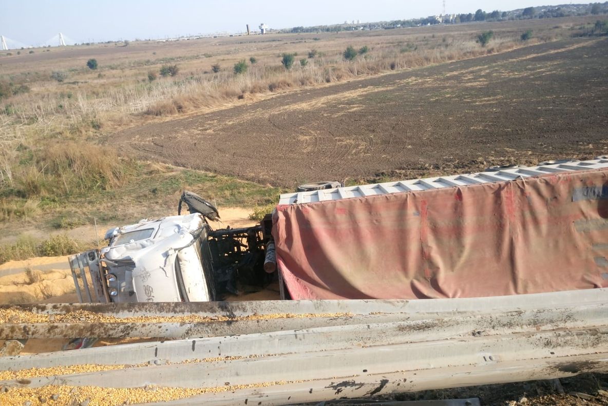 Tir răsturnat la ieșirea de pe A4