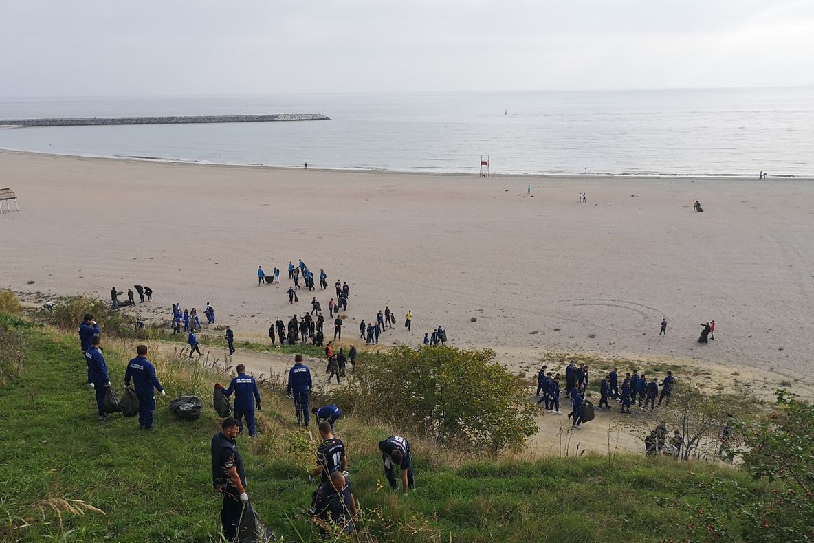 Sute de sportivi din Constanța au curățat taluzul din Faleză Nord