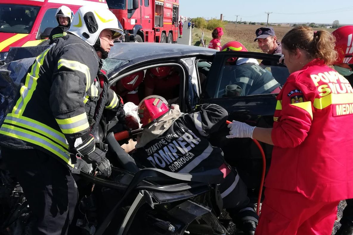 Coliziune frontală între un autoturism și un TIR, pe DN 22C. O femeie a murit!