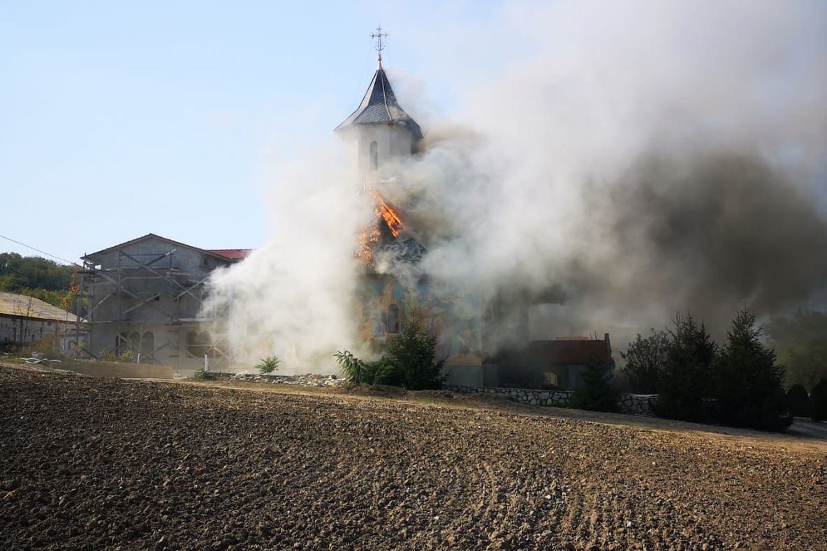 Mănăstire cuprinsă de flăcări la Urluia (VIDEO)