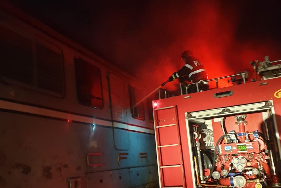 O locomotivă a luat foc în Constanța. Intervin pompierii!