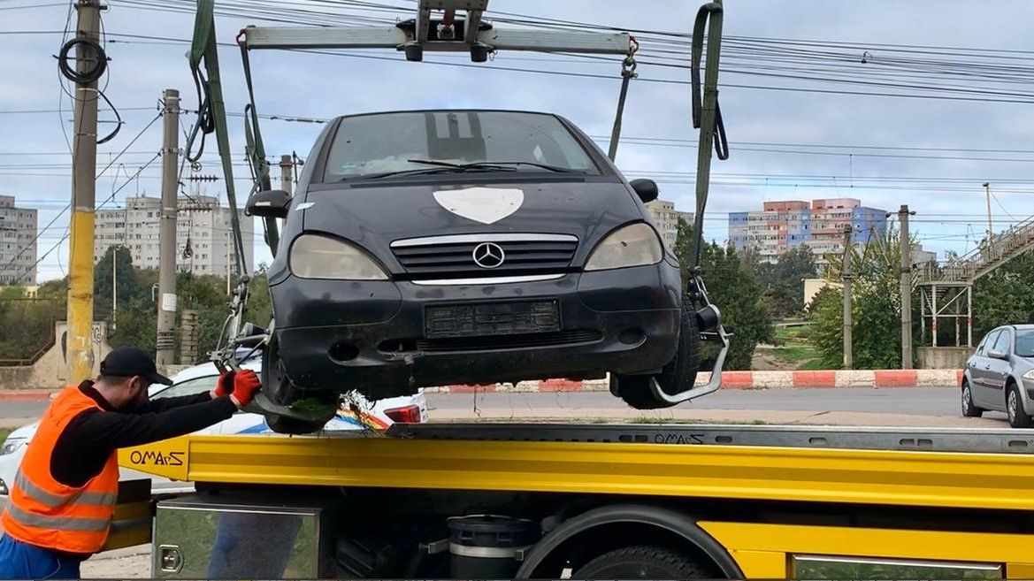 Zeci de autovehiculele abandonate vor fi ridicate din Constanța