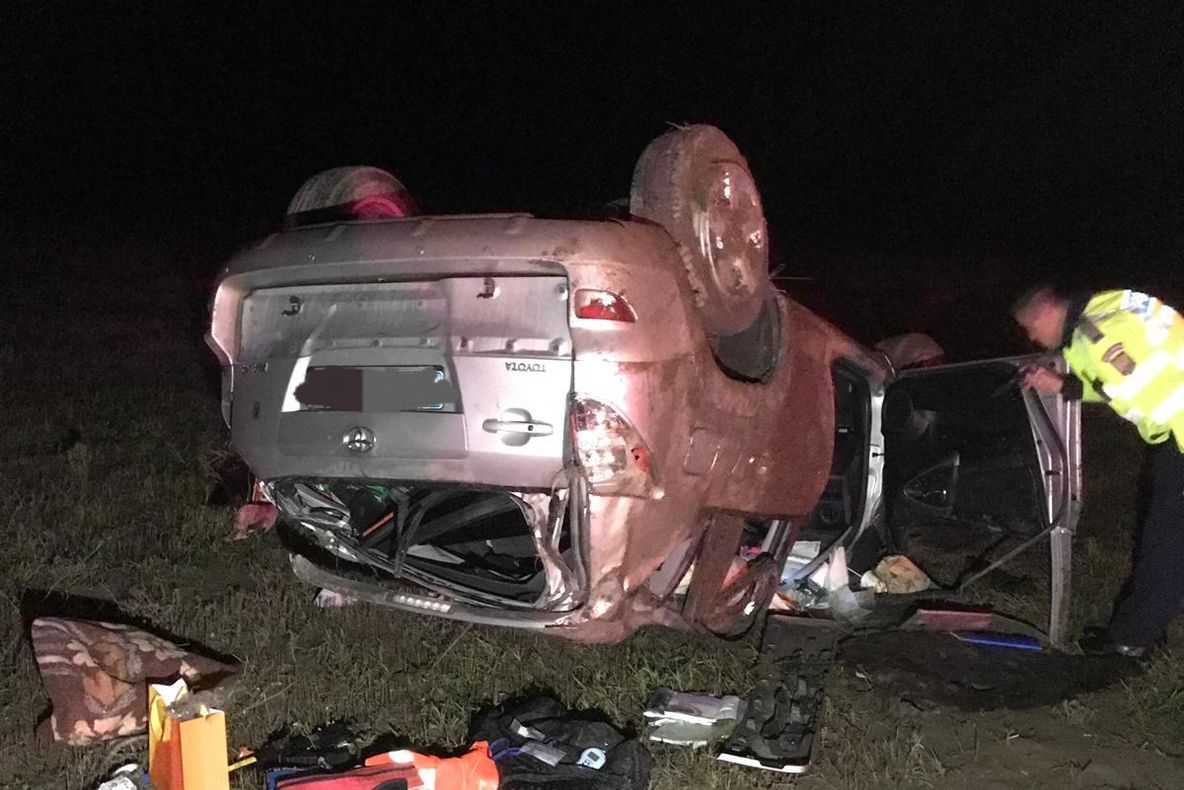 VIDEO| Viteza face victime. Mașină răsturnată, patru persoane au ajuns la spital