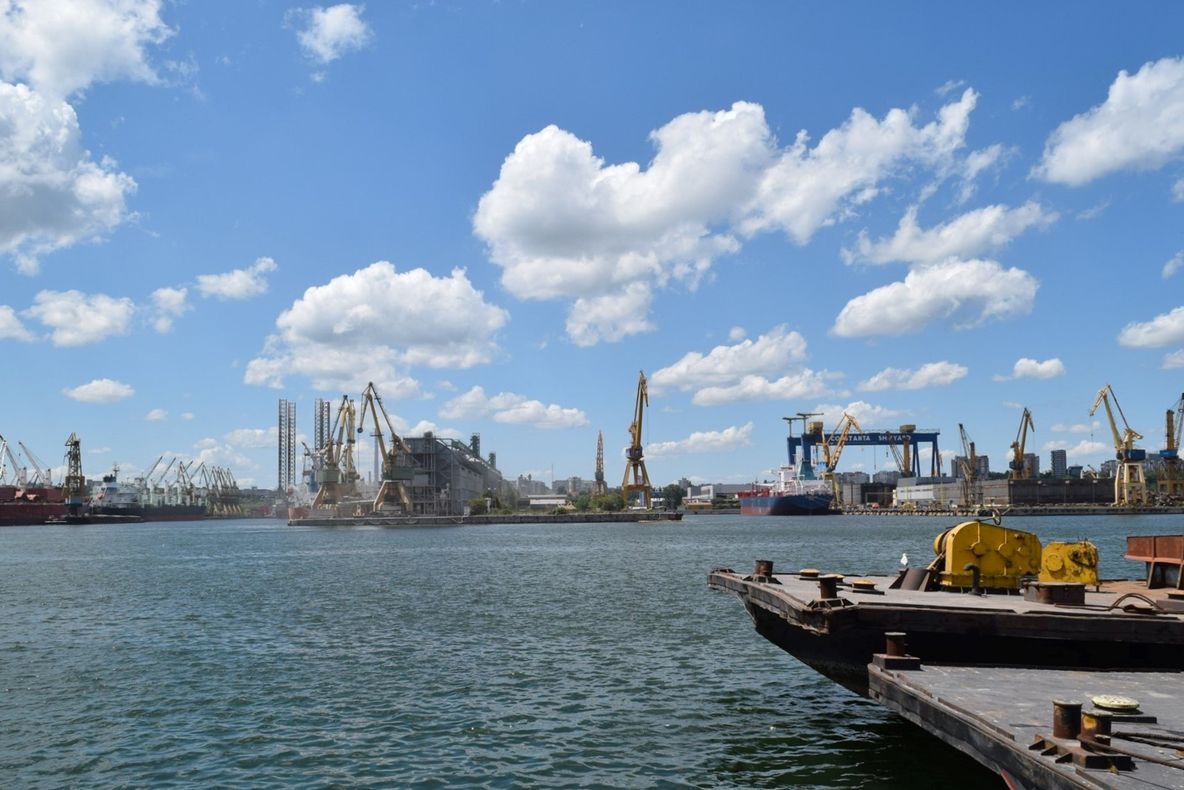 Lucrările de dragaj avansează în Portul Constanța