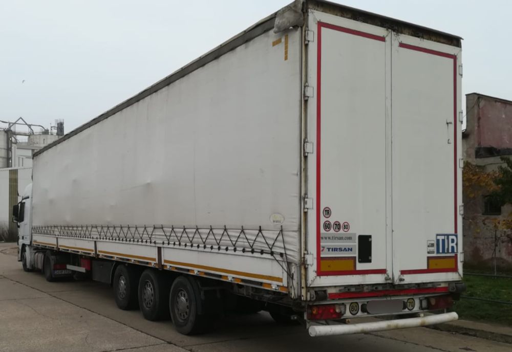 Mii de produse nedeclarate și contrafăcute, de peste două milioane de lei, descoperite într-un autocamion