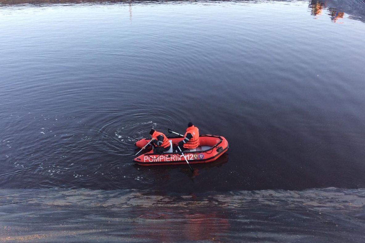 Băiatul de opt ani dispărut la Pecineaga, căutat în continuare de scafandri