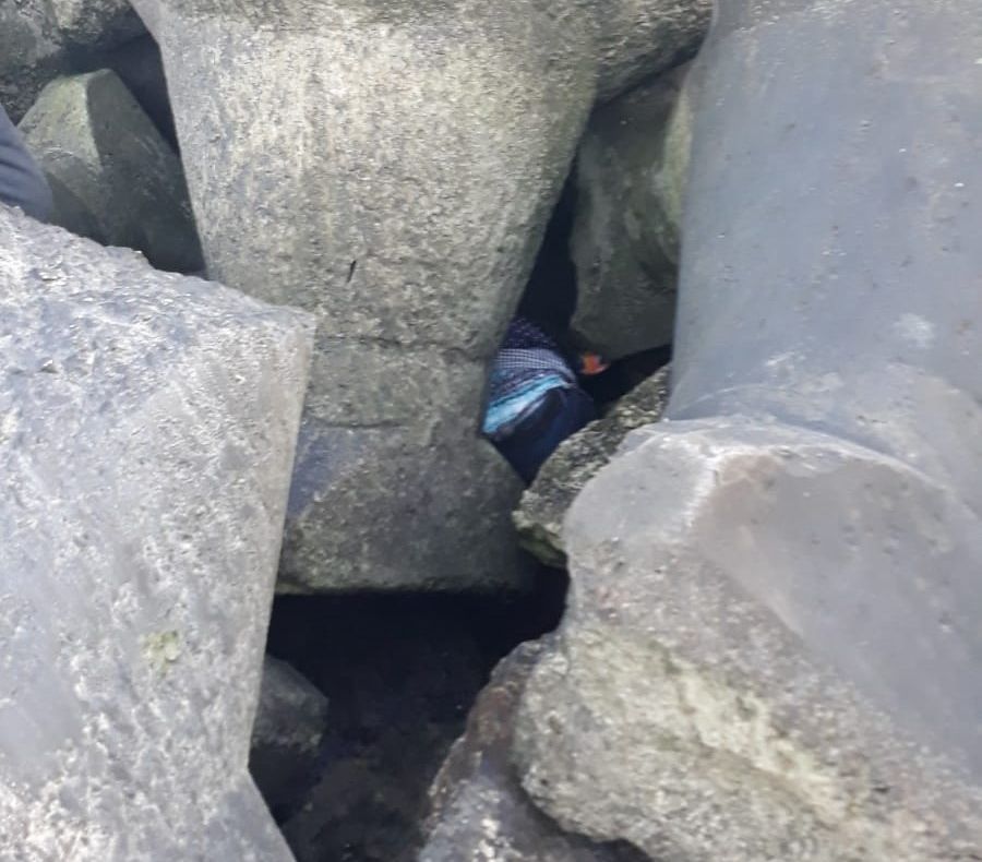 Cadavrul unei femei, descoperit între stabilopozii de pe malul mării (video)