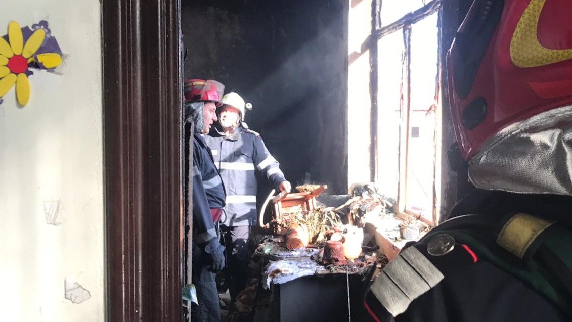 Sute de elevi evacuați după ce un incendiu a izbucnit în școală